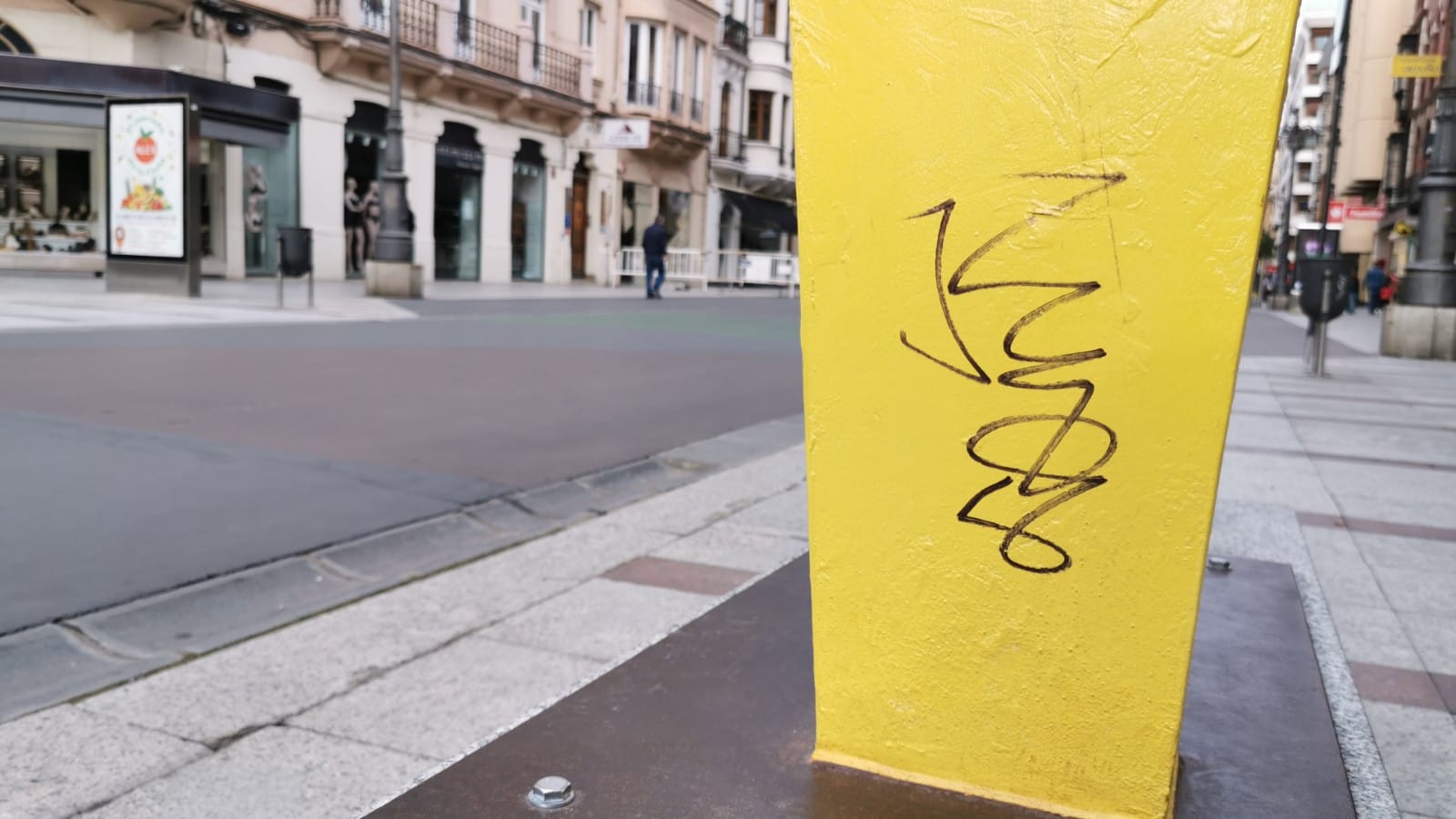 El mobiliario urbano de la avenida aparece con diferentes grafitis.