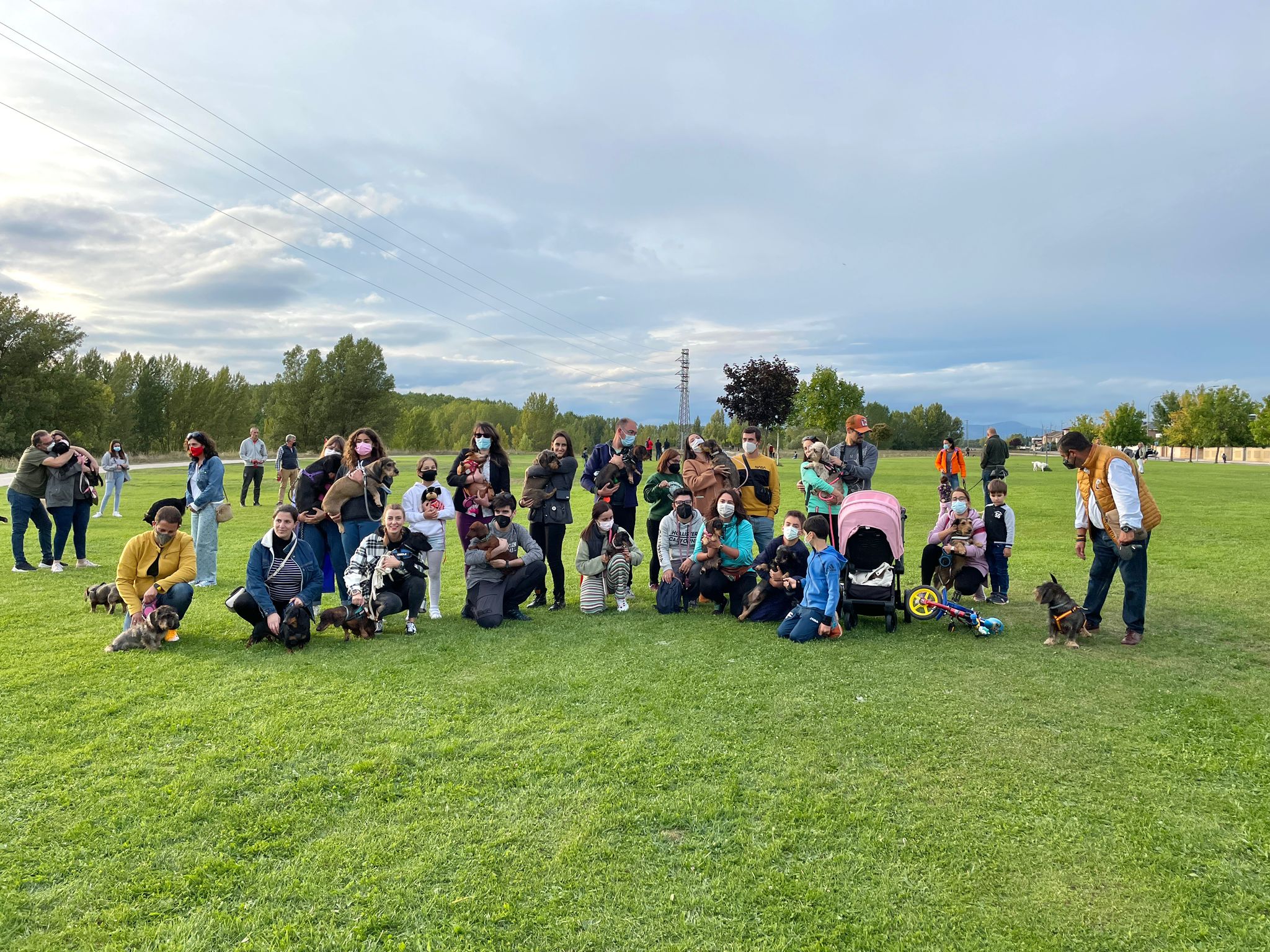 Este domingo alrededor de 20 dueños de perros de raza teckel, conocidos como perros salchicha, se reunieron para disfrutar de una tarde de fin de semana compartiendo la felicidad y simpatía de estos canes.