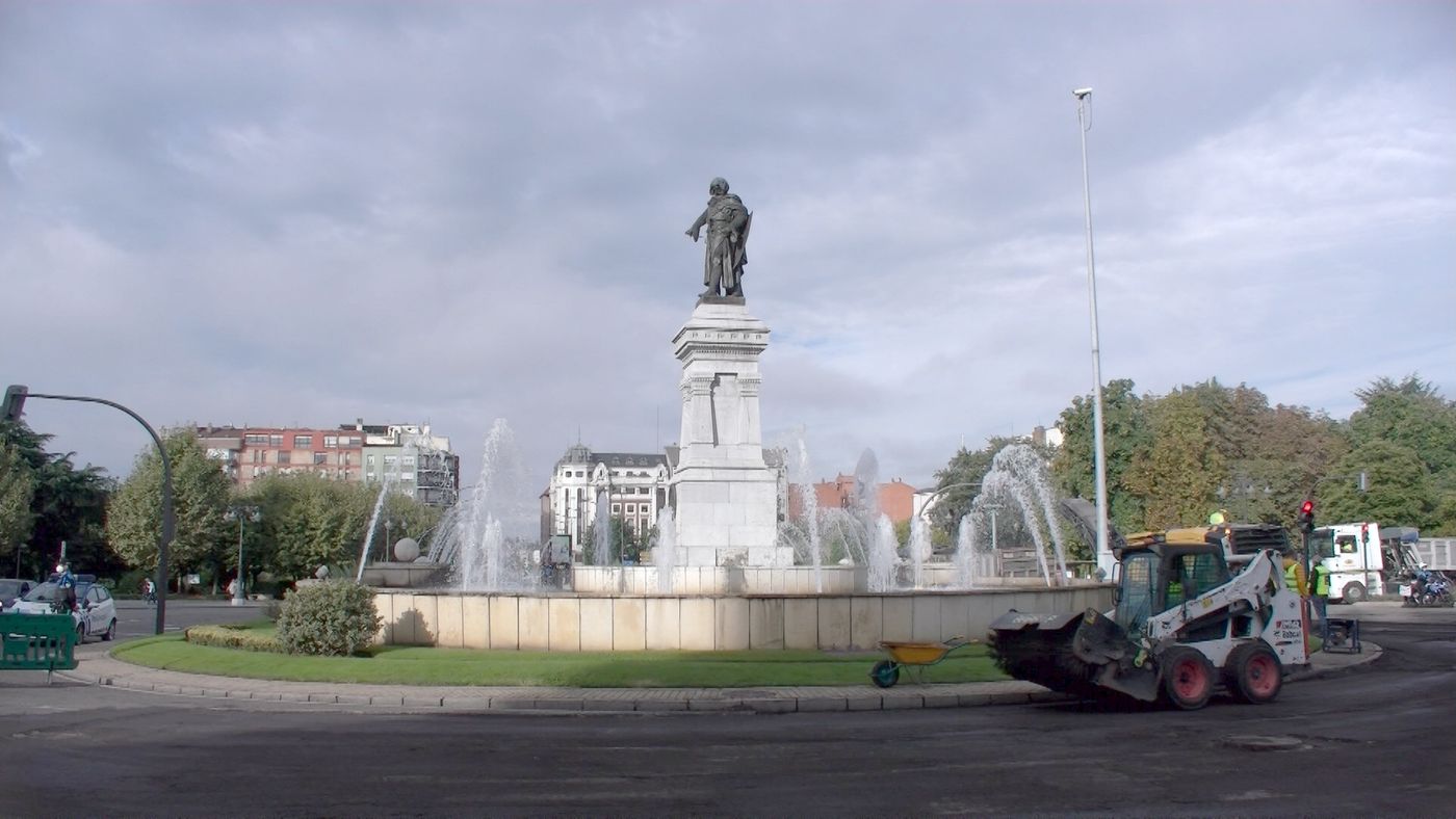 El asfaltado del entorno de Guzmán provoca atascos y modifica las líneas de bus urbano | Los trabajos se extenderá a lo largo de los próximos días y conllevarán alteraciones el el tráfico rodado | Las mejoras en el asfaltado alcanzan a 27 kilómetros de vías urbanas. 