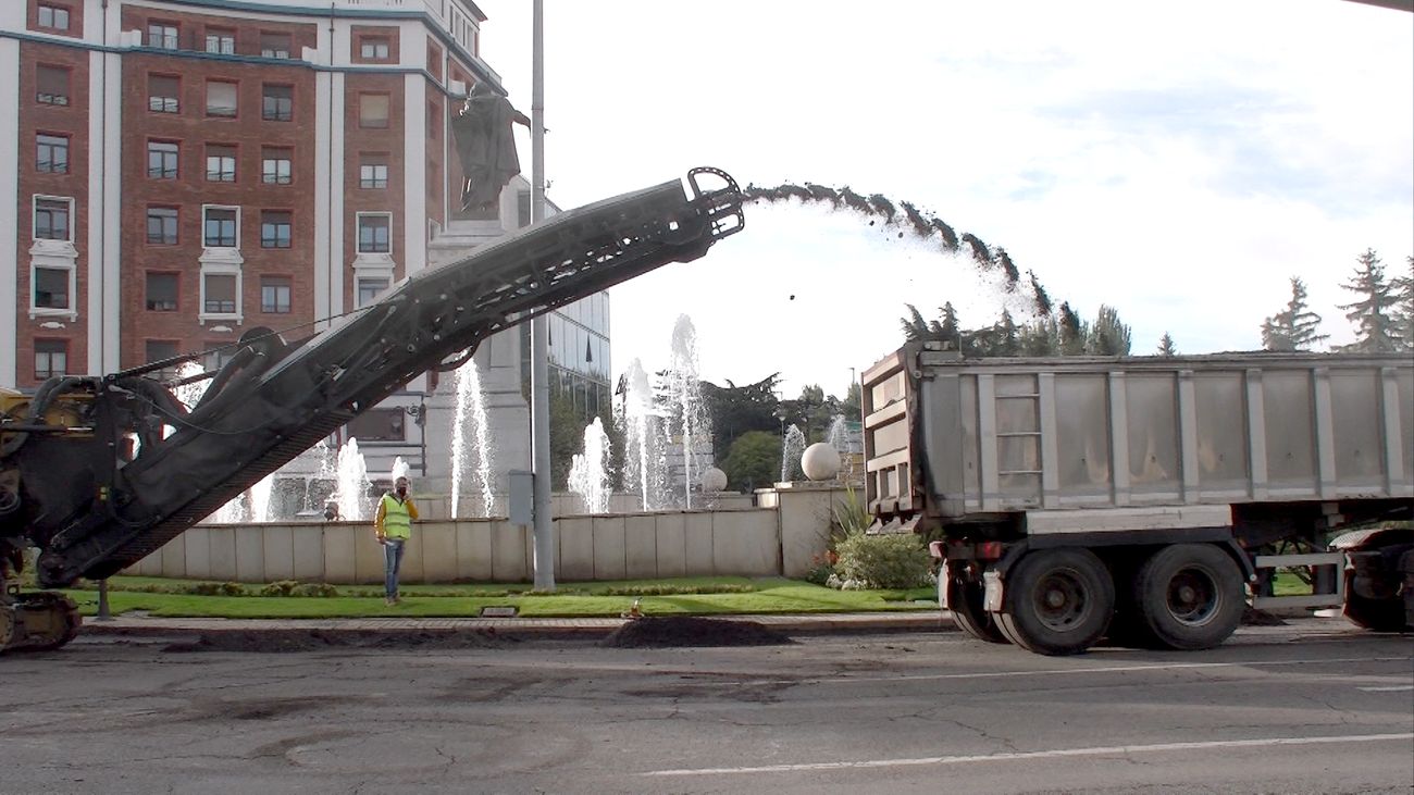 El asfaltado del entorno de Guzmán provoca atascos y modifica las líneas de bus urbano | Los trabajos se extenderá a lo largo de los próximos días y conllevarán alteraciones el el tráfico rodado | Las mejoras en el asfaltado alcanzan a 27 kilómetros de vías urbanas. 