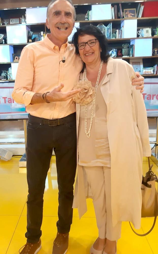 Teresa Mata y Juan y Medio, en los estudios de 'La tarde, aquí y ahora'. 