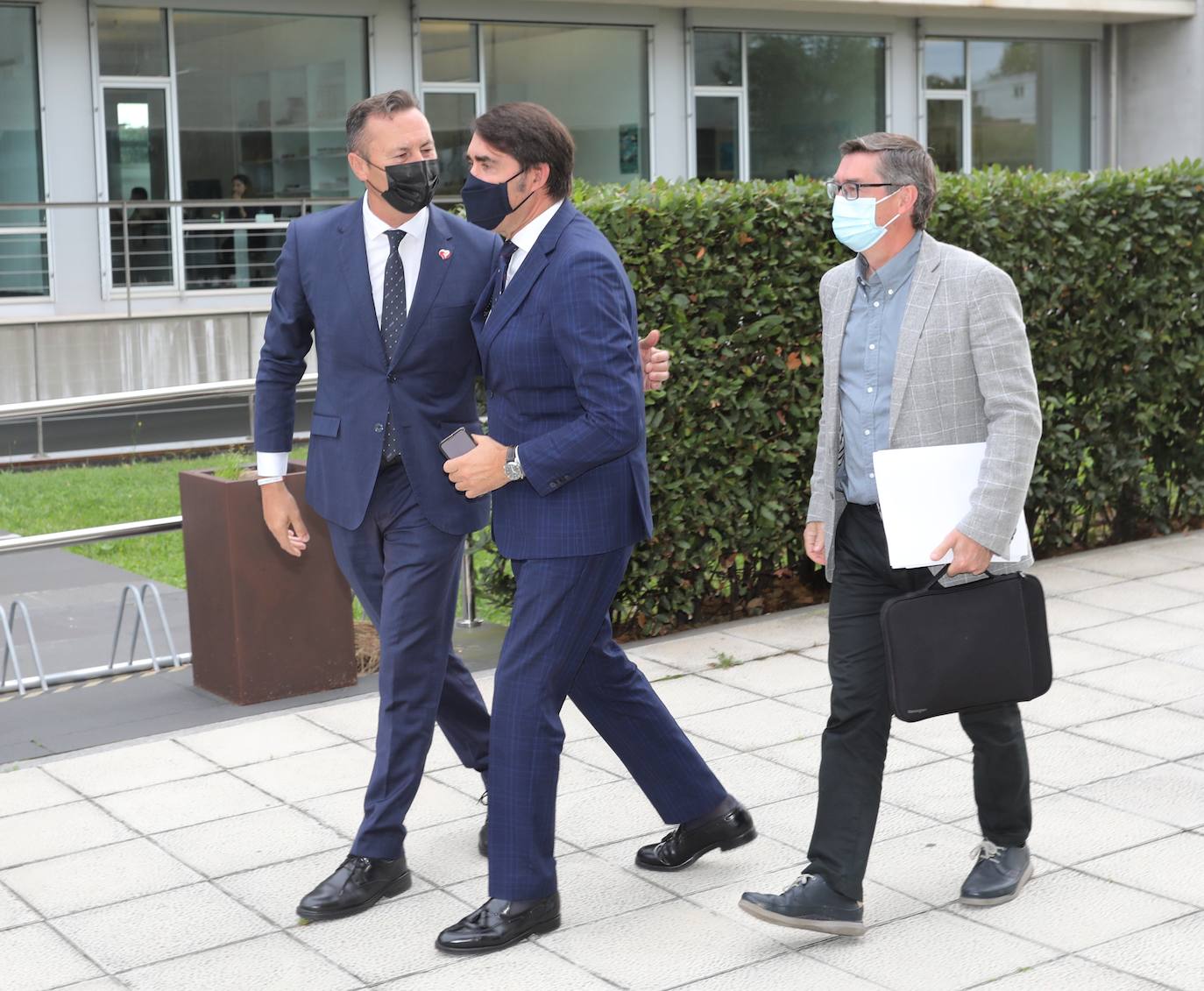 El consejero de Fomento y Medio Ambiente, Juan Carlos Suárez-Quiñones, mantiene una reunión de coordinación con sus homólogos de Asturias, Cantabria y Galicia, y con los representantes nacionales de las organizaciones profesionales agrarias, para proponer medidas ante la inclusión del lobo en el LESPRE.