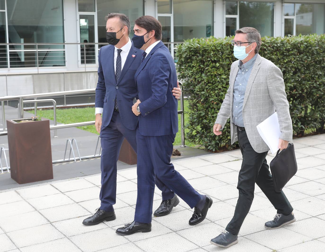 El consejero de Fomento y Medio Ambiente, Juan Carlos Suárez-Quiñones, mantiene una reunión de coordinación con sus homólogos de Asturias, Cantabria y Galicia, y con los representantes nacionales de las organizaciones profesionales agrarias, para proponer medidas ante la inclusión del lobo en el LESPRE.