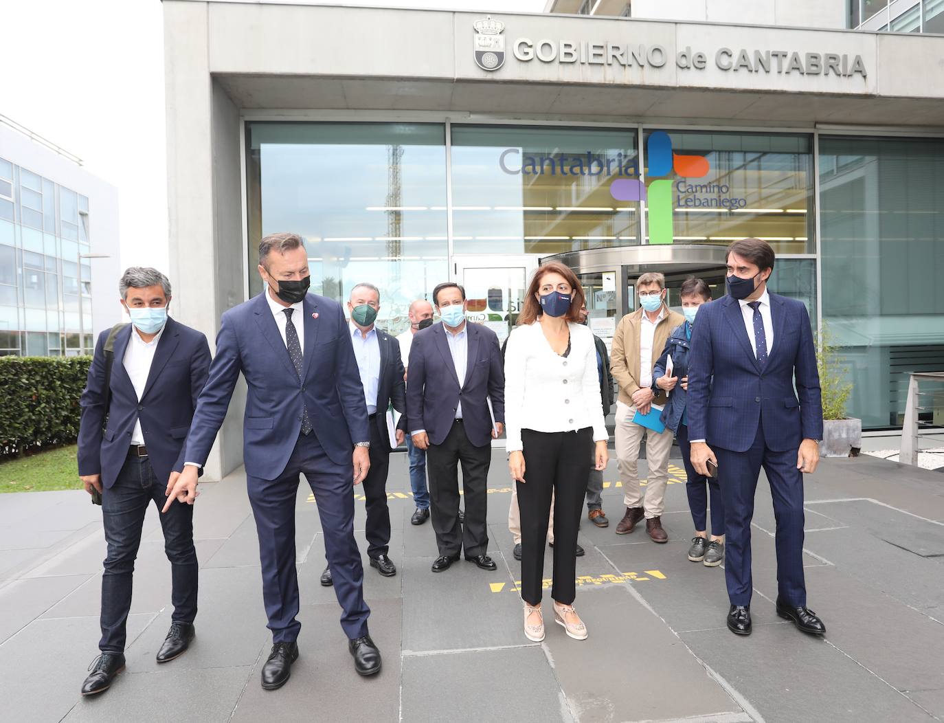 El consejero de Fomento y Medio Ambiente, Juan Carlos Suárez-Quiñones, mantiene una reunión de coordinación con sus homólogos de Asturias, Cantabria y Galicia, y con los representantes nacionales de las organizaciones profesionales agrarias, para proponer medidas ante la inclusión del lobo en el LESPRE.