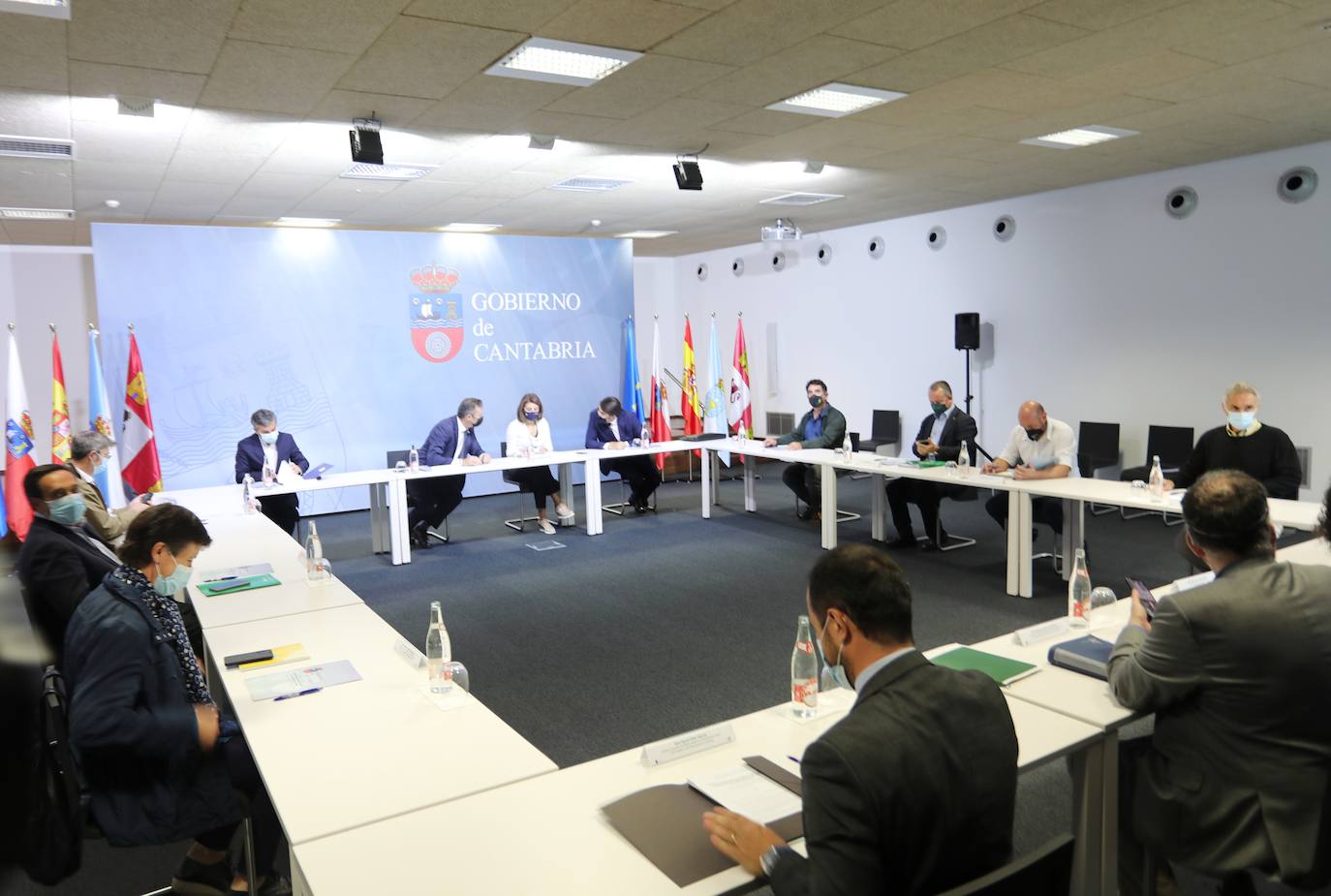 El consejero de Fomento y Medio Ambiente, Juan Carlos Suárez-Quiñones, mantiene una reunión de coordinación con sus homólogos de Asturias, Cantabria y Galicia, y con los representantes nacionales de las organizaciones profesionales agrarias, para proponer medidas ante la inclusión del lobo en el LESPRE.