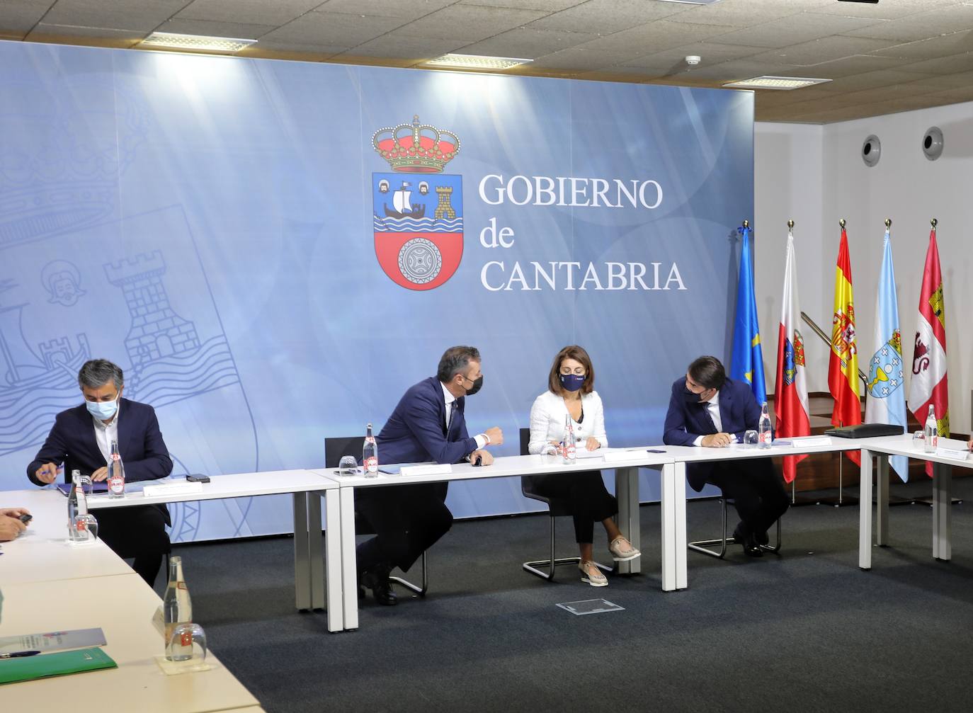 El consejero de Fomento y Medio Ambiente, Juan Carlos Suárez-Quiñones, mantiene una reunión de coordinación con sus homólogos de Asturias, Cantabria y Galicia, y con los representantes nacionales de las organizaciones profesionales agrarias, para proponer medidas ante la inclusión del lobo en el LESPRE.