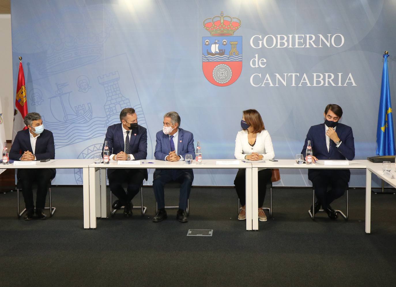 El consejero de Fomento y Medio Ambiente, Juan Carlos Suárez-Quiñones, mantiene una reunión de coordinación con sus homólogos de Asturias, Cantabria y Galicia, y con los representantes nacionales de las organizaciones profesionales agrarias, para proponer medidas ante la inclusión del lobo en el LESPRE.