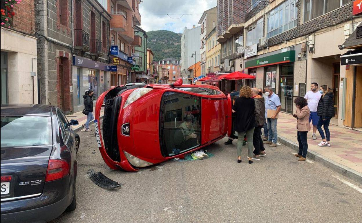 Vehículo volcado en una calle de Cistierna.