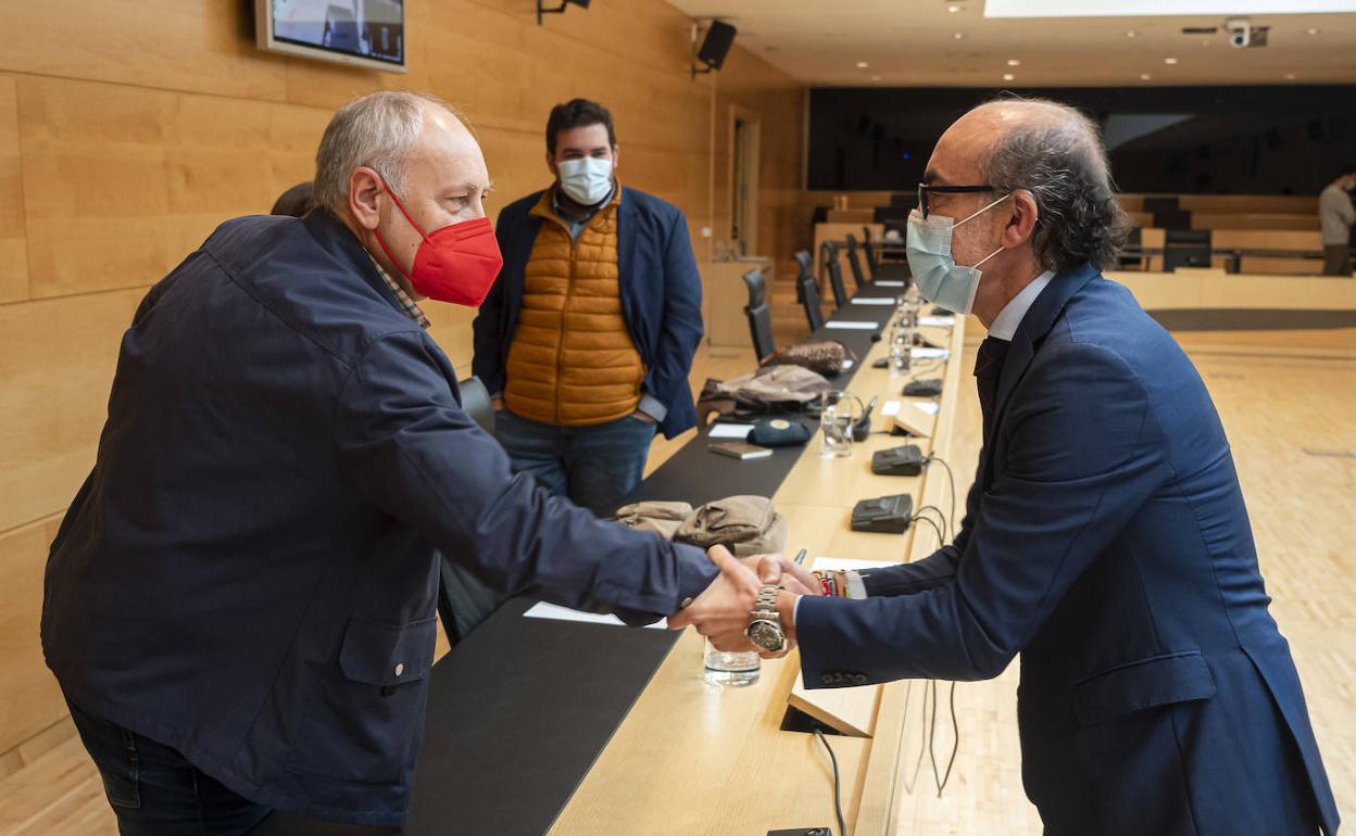 El consejero de Cultura y Turismo, Javier Ortega, comparece, a petición propia, en la Comisión de Cultura y Turismo de las Cortes de Castilla y León para analizar el grado de cumplimiento de los objetivos de su departamento para la legislatura.