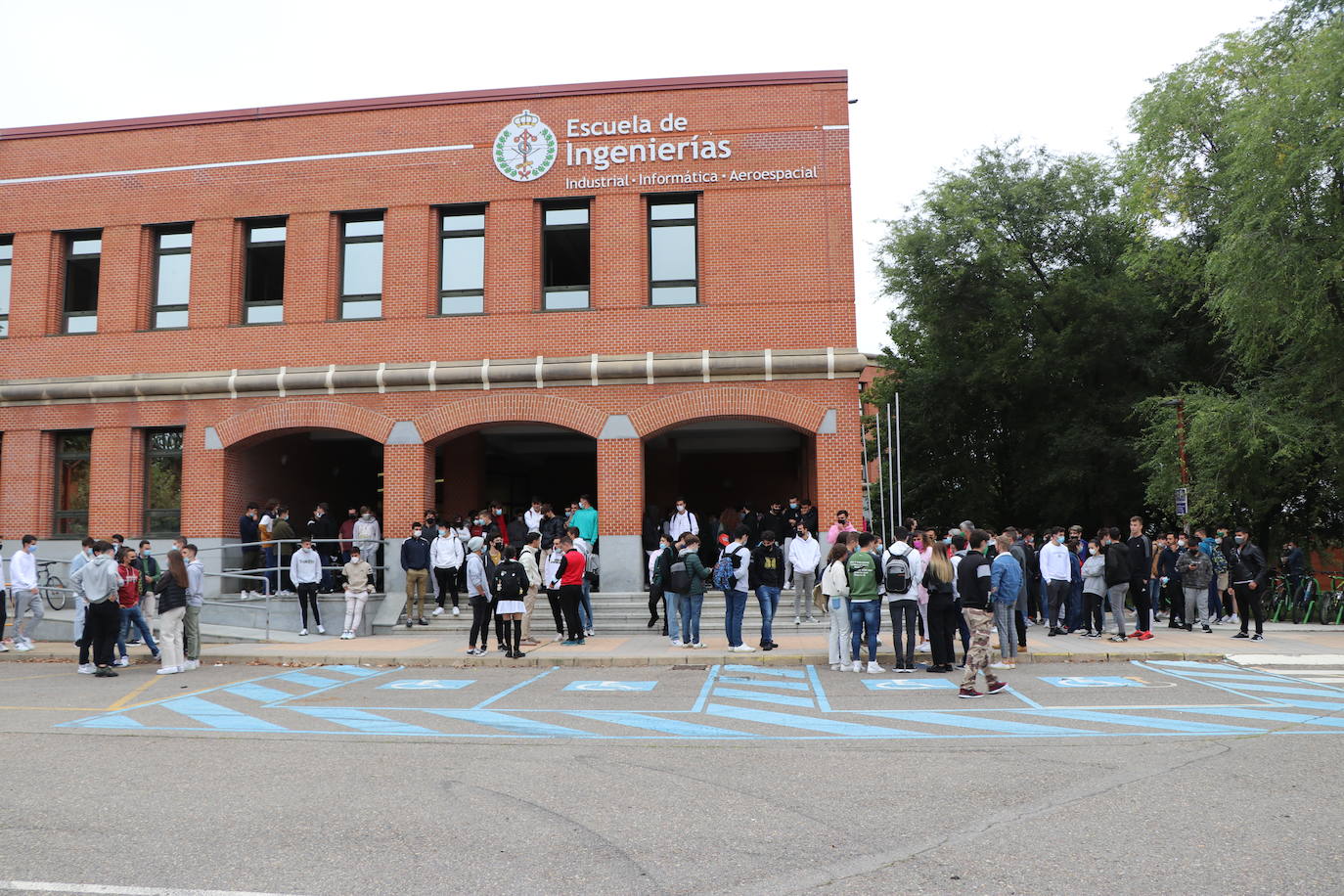 La Escuela de Ingenierías de la Universidad de León acoge el recuerdo al joven fallecido.