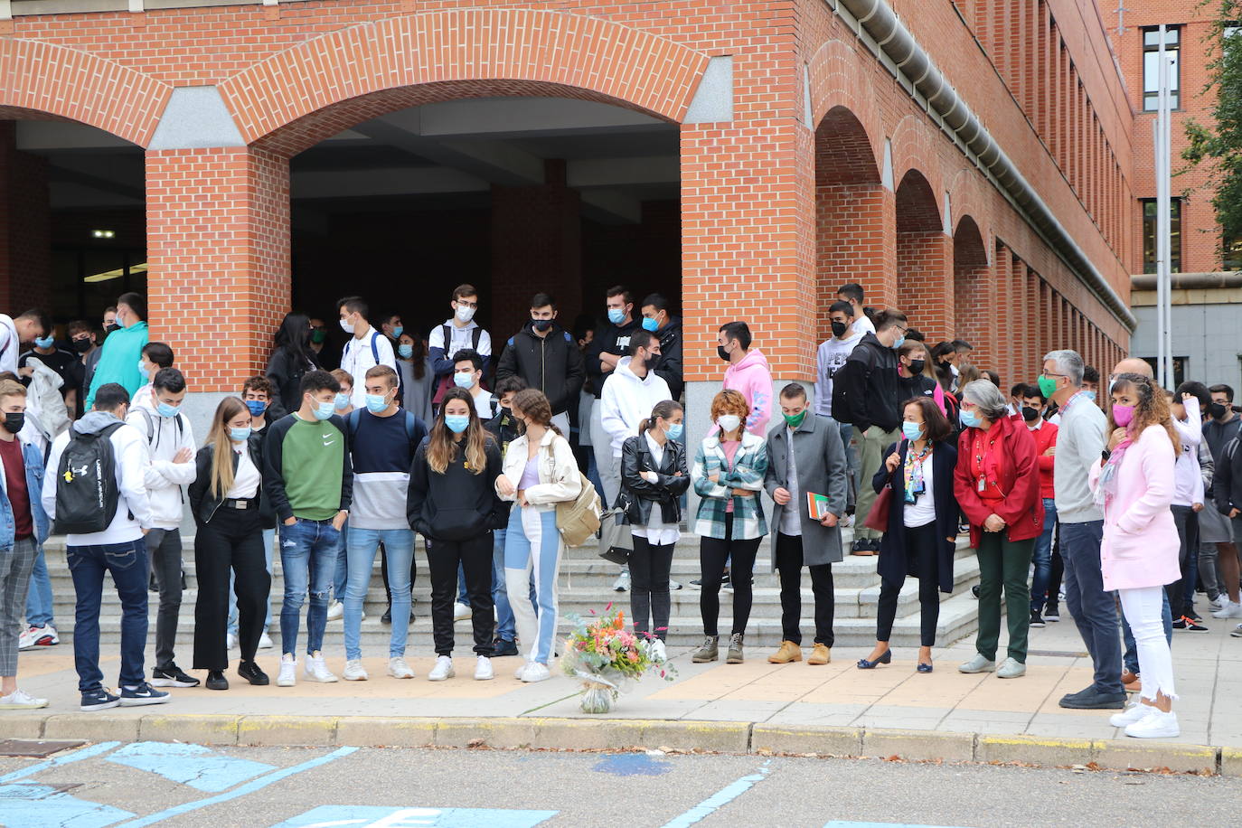 La Escuela de Ingenierías de la Universidad de León acoge el recuerdo al joven fallecido.