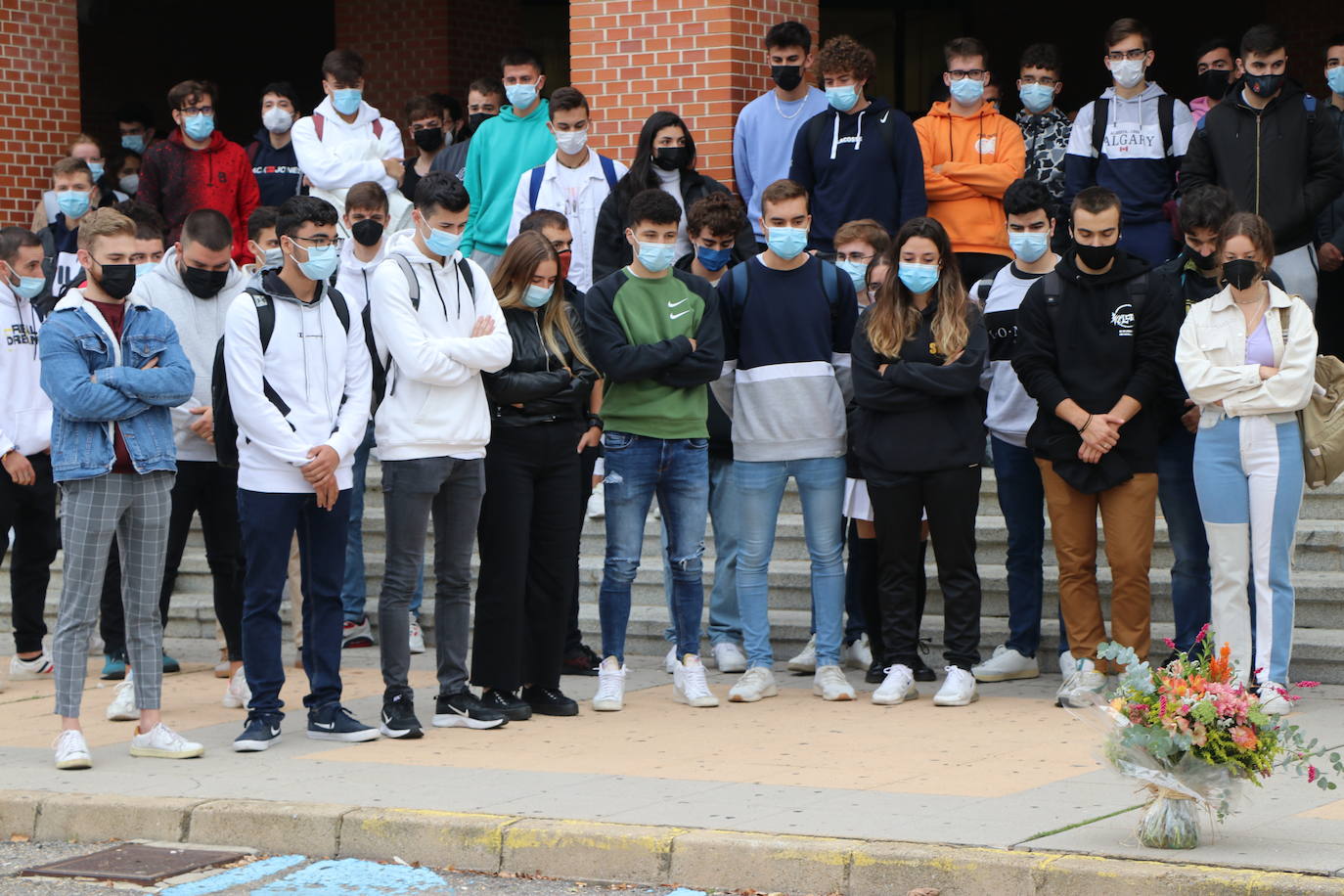 La Escuela de Ingenierías de la Universidad de León acoge el recuerdo al joven fallecido.