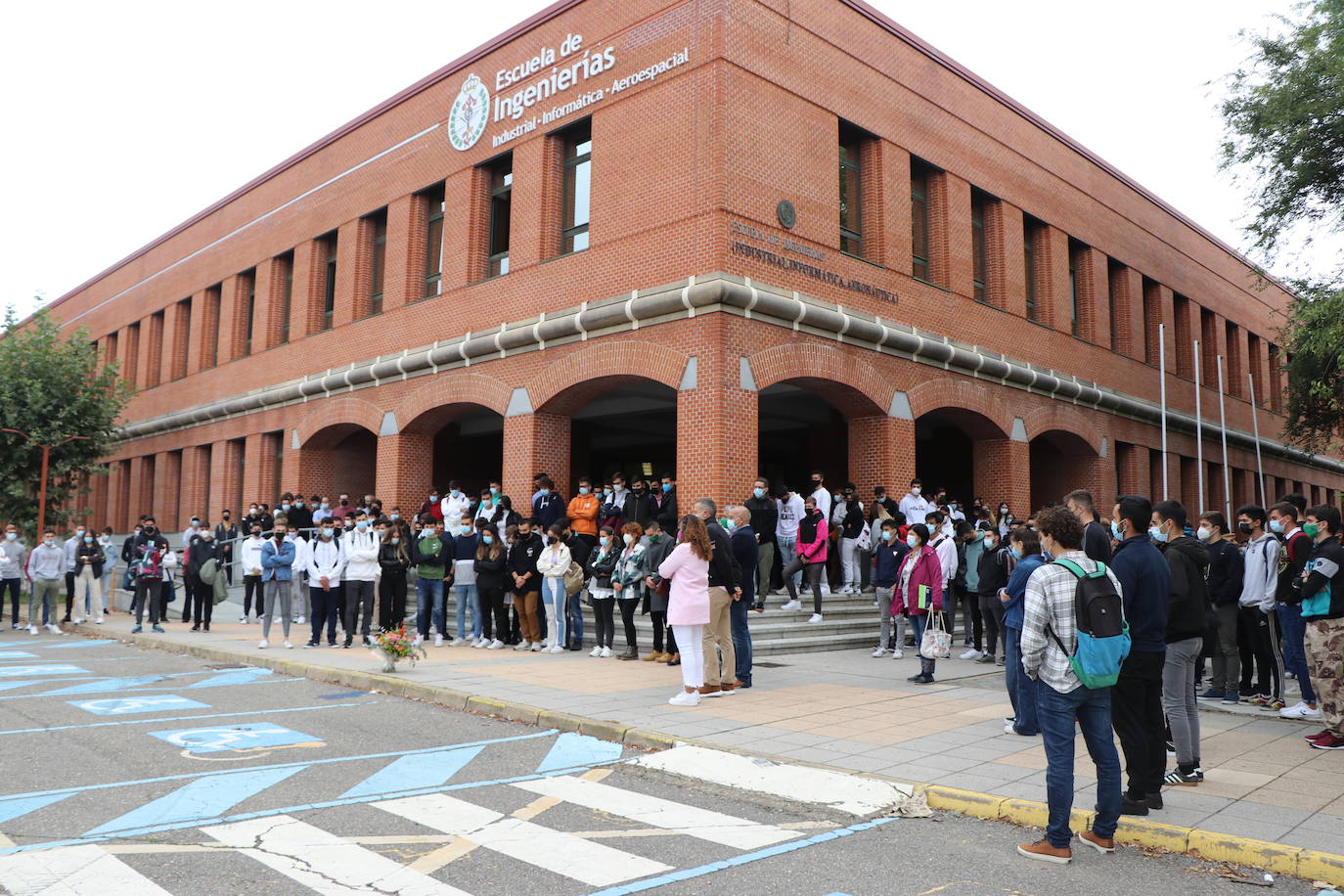 La Escuela de Ingenierías de la Universidad de León acoge el recuerdo al joven fallecido.