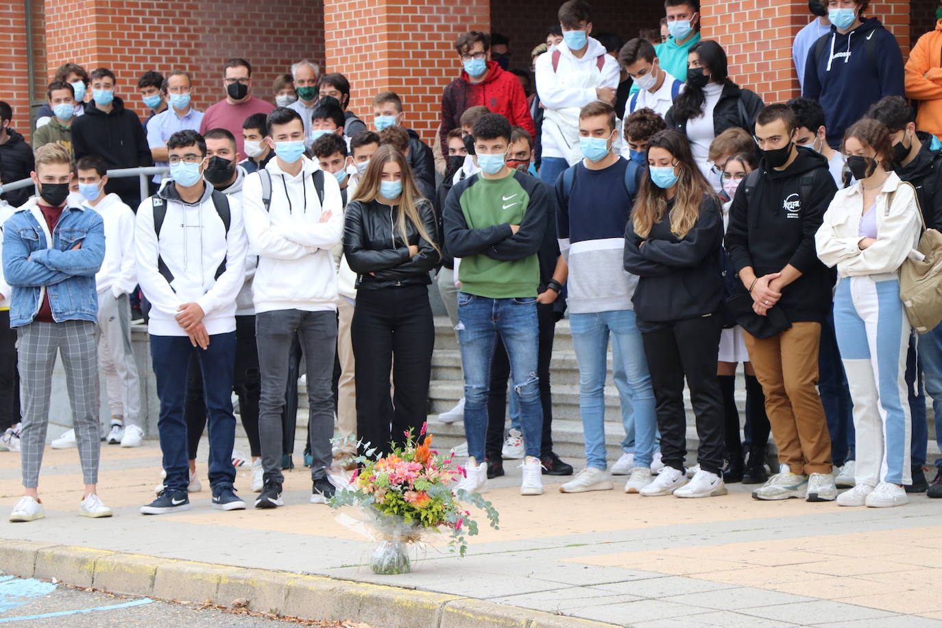 La Escuela de Ingenierías de la Universidad de León acoge el recuerdo al joven fallecido.