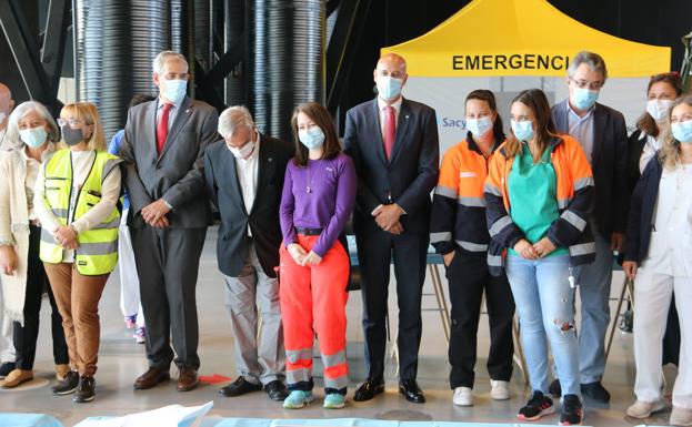 Foto de familia en al despedida de las actuaciones en el Palacio de Exposiciones de León.