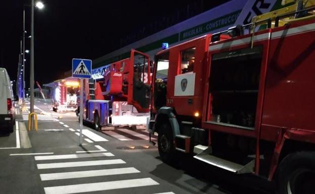 Los bomberos durante su intervención de madrugada en Leroy Merlin.