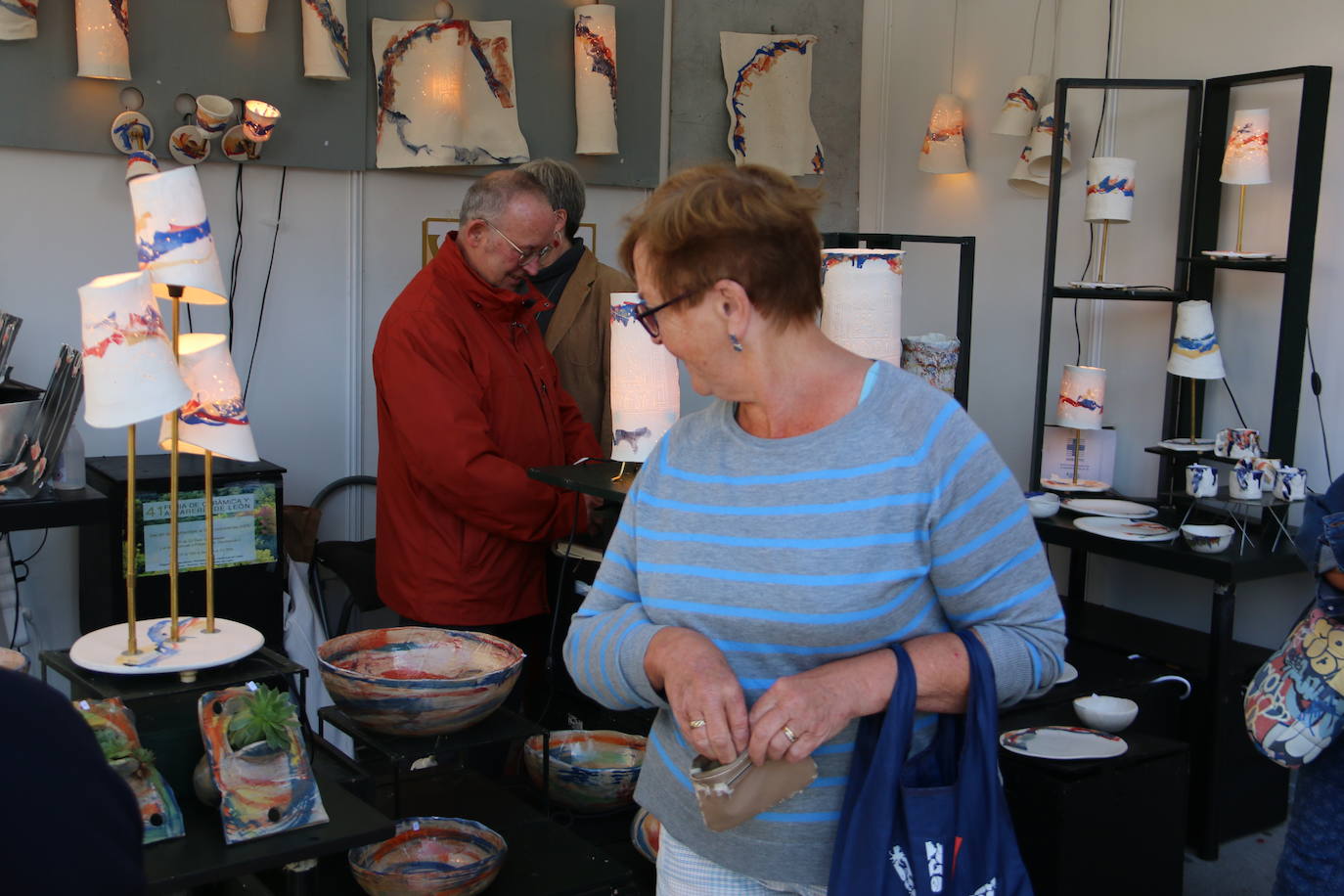 Las fiestas de San Froilán dan el pistoletazo de salida con la inauguración de la 41 edición de una feria que ya es «tradición» tras el parón por la pandemia | 20 puestos, el 50% del aforo habitual, ocupan la calle Ruiz de Salazar con la mejor cerámica nacional y portuguesa