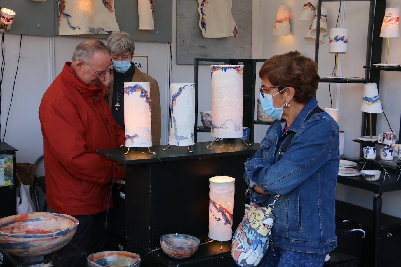 Las fiestas de San Froilán dan el pistoletazo de salida con la inauguración de la 41 edición de una feria que ya es «tradición» tras el parón por la pandemia | 20 puestos, el 50% del aforo habitual, ocupan la calle Ruiz de Salazar con la mejor cerámica nacional y portuguesa