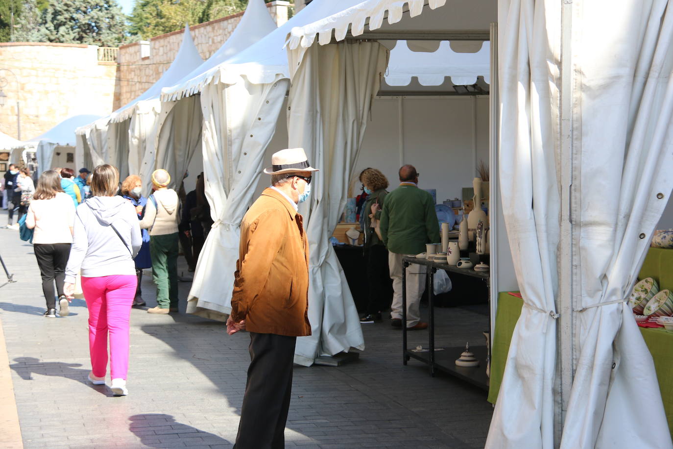 Las fiestas de San Froilán dan el pistoletazo de salida con la inauguración de la 41 edición de una feria que ya es «tradición» tras el parón por la pandemia | 20 puestos, el 50% del aforo habitual, ocupan la calle Ruiz de Salazar con la mejor cerámica nacional y portuguesa