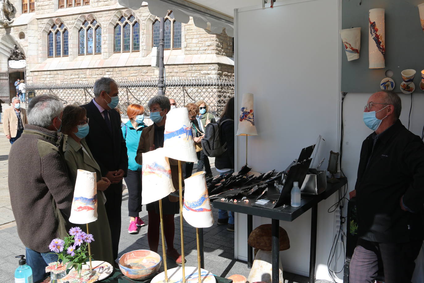 Las fiestas de San Froilán dan el pistoletazo de salida con la inauguración de la 41 edición de una feria que ya es «tradición» tras el parón por la pandemia | 20 puestos, el 50% del aforo habitual, ocupan la calle Ruiz de Salazar con la mejor cerámica nacional y portuguesa