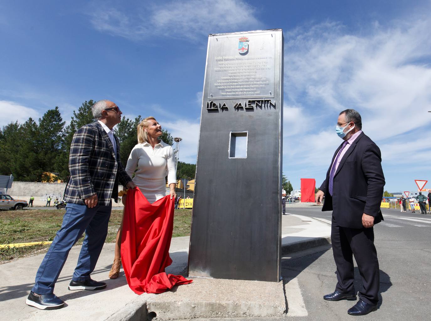 El Ayuntamiento de Camponaraya descubre una escultura en honor a la campeona olímpica de halterofilia Lydia Valentín. Junto a ella, el presidente del Comité Olímpico Español, COE, Alejandro Blanco (I), y el alcalde de Campo Araya (León), Eduardo Morán (D).