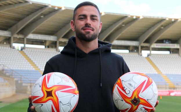 Galería. Ander Vitoria posa con dos balones en referencia a sus dos goles ante el Valladolid Promesas.