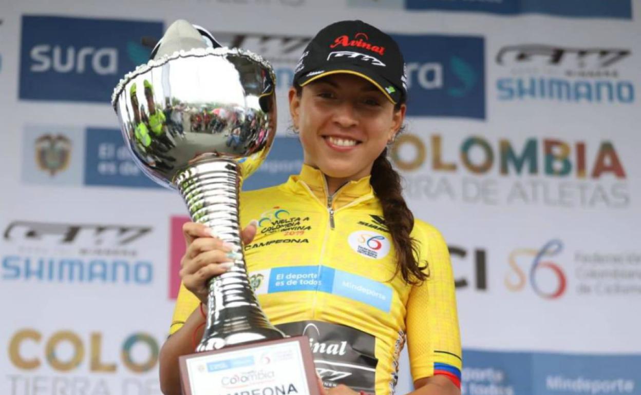 Aranza Villalons, en el podio de la Vuelta a Colombia.