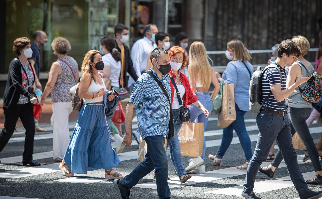 La mayoria de personas llevan la mascarilla al aire libre.