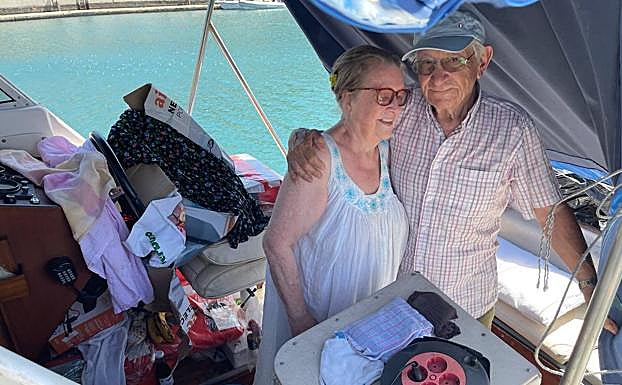 Luis, de 90 años y médico jubilado, con su mujer holandesa Margaretha, a bordo del barco donde viven tras ser desalojados por el volcán.