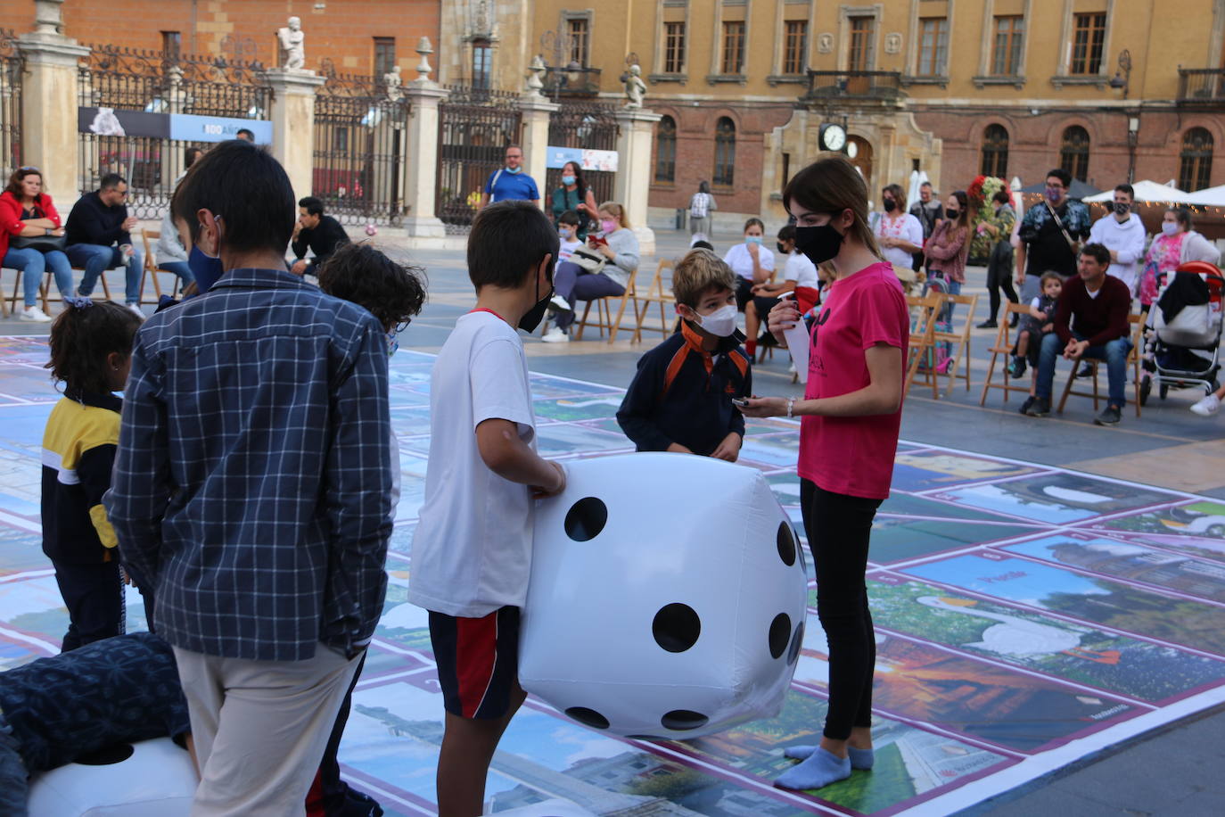 Un gran Juego de la Oca dedicado a León ocupa durante estas fiestas la Plaza de Regla para que los más pequeños puedan jugar a lo grande entre las 18.00 y las 20.00 horas | En caso de lluvia, la actividad se traslada al pabellón del colegio Quevedo.