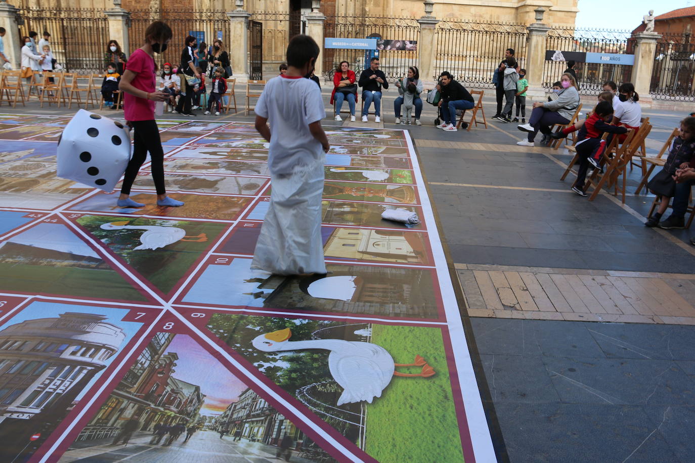 Un gran Juego de la Oca dedicado a León ocupa durante estas fiestas la Plaza de Regla para que los más pequeños puedan jugar a lo grande entre las 18.00 y las 20.00 horas | En caso de lluvia, la actividad se traslada al pabellón del colegio Quevedo.