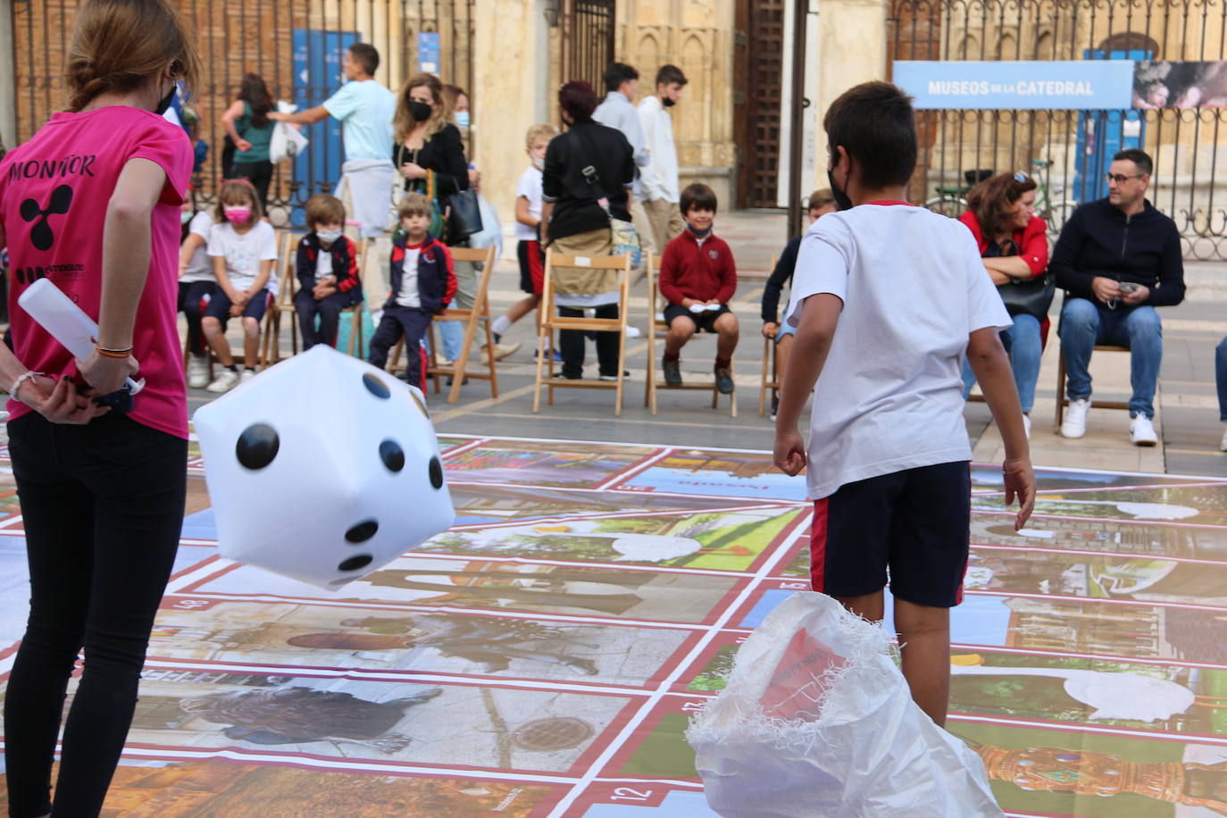 Un gran Juego de la Oca dedicado a León ocupa durante estas fiestas la Plaza de Regla para que los más pequeños puedan jugar a lo grande entre las 18.00 y las 20.00 horas | En caso de lluvia, la actividad se traslada al pabellón del colegio Quevedo.