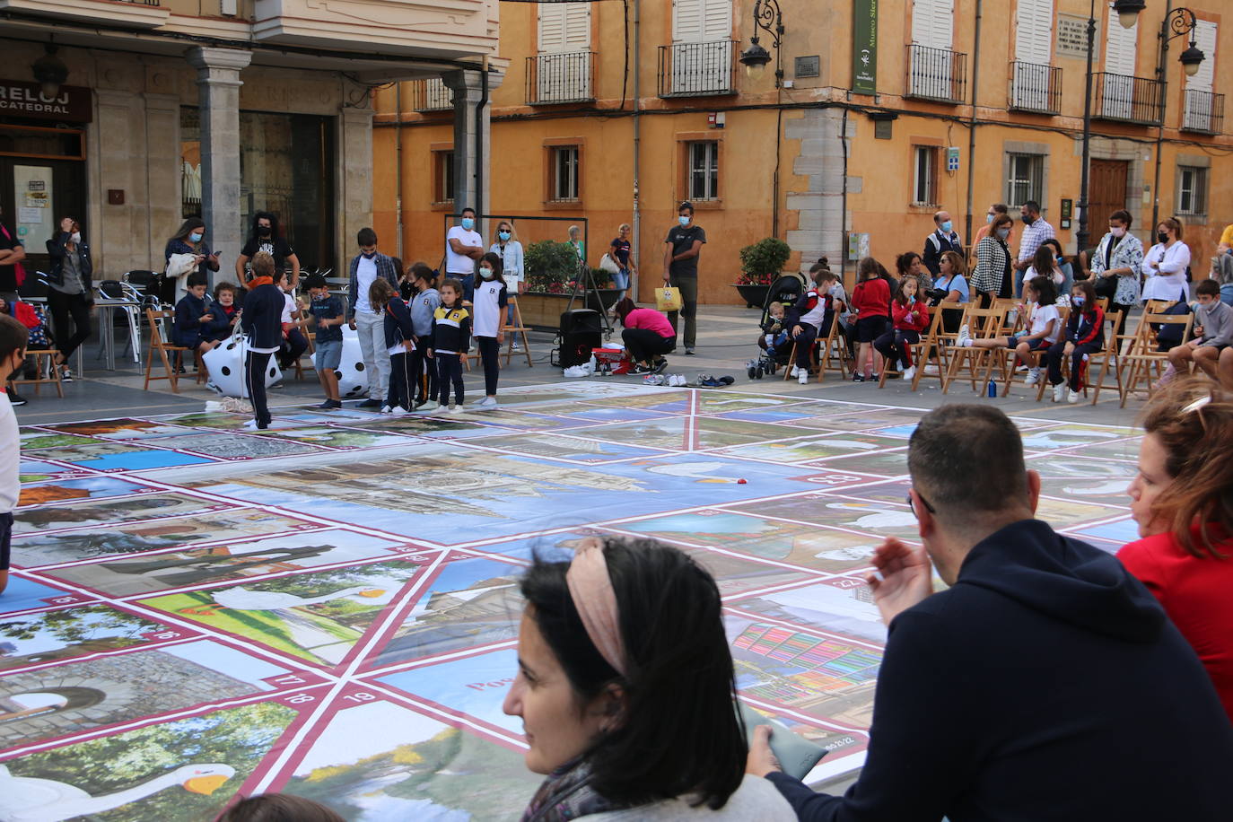 Un gran Juego de la Oca dedicado a León ocupa durante estas fiestas la Plaza de Regla para que los más pequeños puedan jugar a lo grande entre las 18.00 y las 20.00 horas | En caso de lluvia, la actividad se traslada al pabellón del colegio Quevedo.