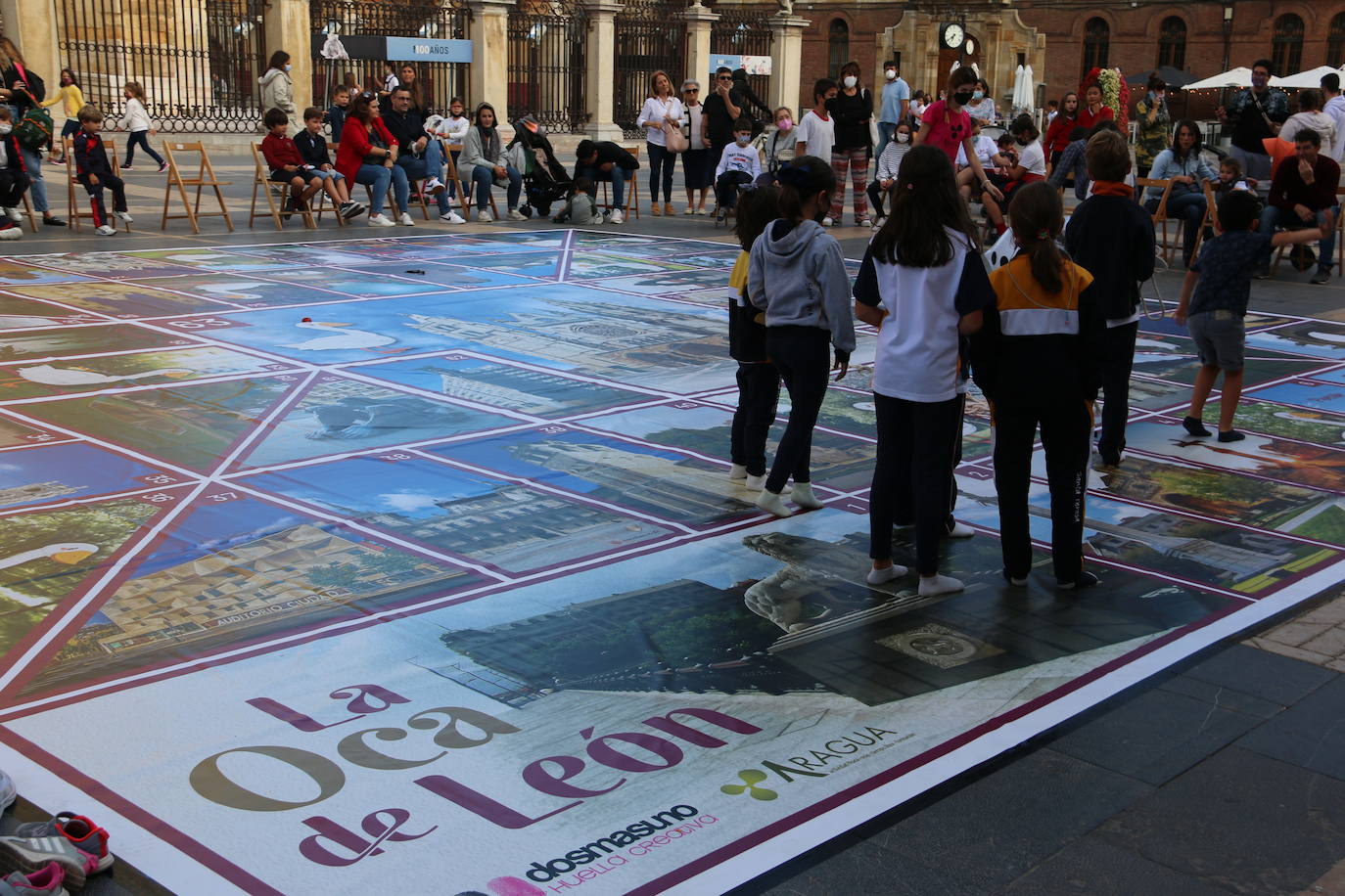 Un gran Juego de la Oca dedicado a León ocupa durante estas fiestas la Plaza de Regla para que los más pequeños puedan jugar a lo grande entre las 18.00 y las 20.00 horas | En caso de lluvia, la actividad se traslada al pabellón del colegio Quevedo.