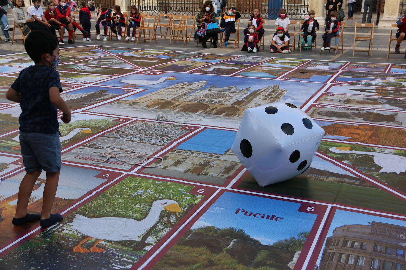 Un gran Juego de la Oca dedicado a León ocupa durante estas fiestas la Plaza de Regla para que los más pequeños puedan jugar a lo grande entre las 18.00 y las 20.00 horas | En caso de lluvia, la actividad se traslada al pabellón del colegio Quevedo.