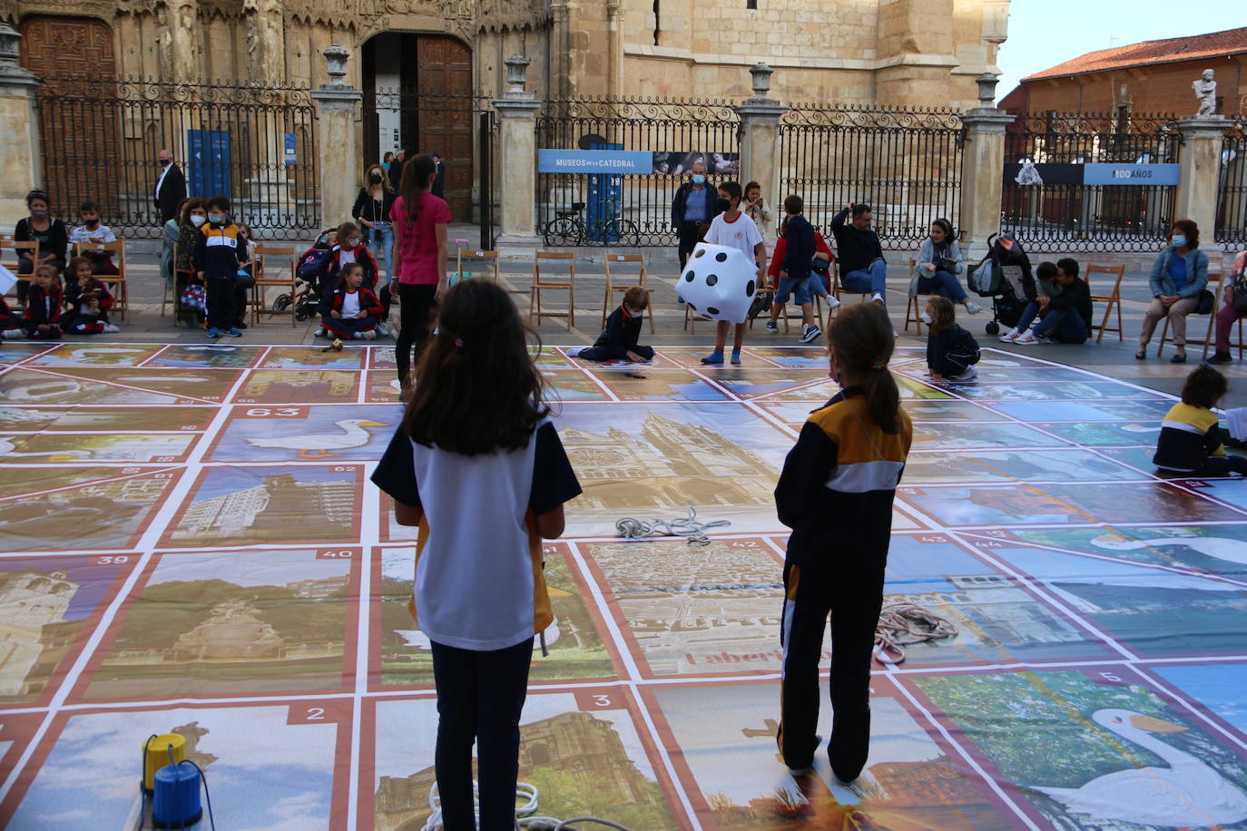 Un gran Juego de la Oca dedicado a León ocupa durante estas fiestas la Plaza de Regla para que los más pequeños puedan jugar a lo grande entre las 18.00 y las 20.00 horas | En caso de lluvia, la actividad se traslada al pabellón del colegio Quevedo.