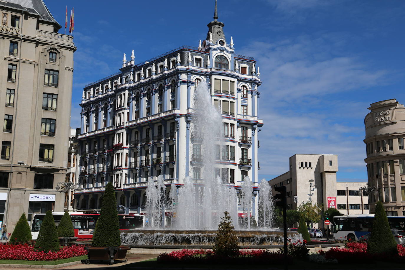 Barceló Group asume la gestión de los hoteles Conde Luna y Alfonso V por dos décadas. El contrato de alquiler de ambos establecimientos contempla el mantenimiento del empleo. La familia Vázquez, titular de los hoteles a través de la firma By Vamuca, rubrica un acuerdo que se extiende durante dos décadas. La operación incluye los establecimientos hosteleros LAV, Nimú Azotea y Casa Mando. 