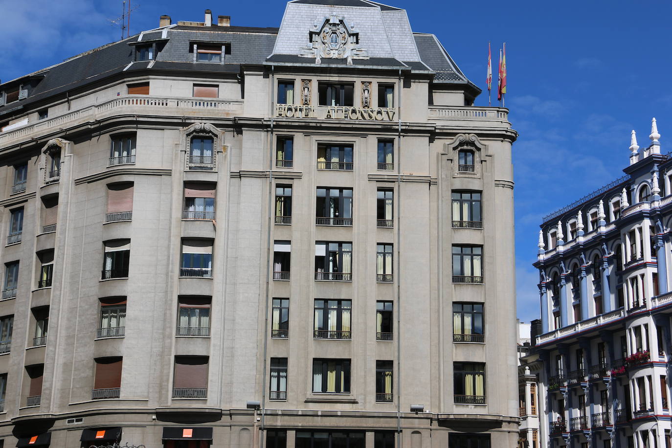 Barceló Group asume la gestión de los hoteles Conde Luna y Alfonso V por dos décadas. El contrato de alquiler de ambos establecimientos contempla el mantenimiento del empleo. La familia Vázquez, titular de los hoteles a través de la firma By Vamuca, rubrica un acuerdo que se extiende durante dos décadas. La operación incluye los establecimientos hosteleros LAV, Nimú Azotea y Casa Mando. 