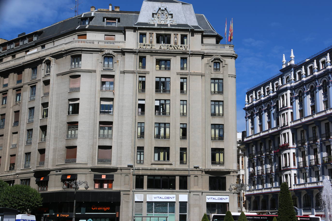 Barceló Group asume la gestión de los hoteles Conde Luna y Alfonso V por dos décadas. El contrato de alquiler de ambos establecimientos contempla el mantenimiento del empleo. La familia Vázquez, titular de los hoteles a través de la firma By Vamuca, rubrica un acuerdo que se extiende durante dos décadas. La operación incluye los establecimientos hosteleros LAV, Nimú Azotea y Casa Mando. 