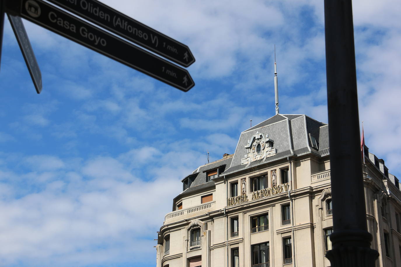 Barceló Group asume la gestión de los hoteles Conde Luna y Alfonso V por dos décadas. El contrato de alquiler de ambos establecimientos contempla el mantenimiento del empleo. La familia Vázquez, titular de los hoteles a través de la firma By Vamuca, rubrica un acuerdo que se extiende durante dos décadas. La operación incluye los establecimientos hosteleros LAV, Nimú Azotea y Casa Mando. 