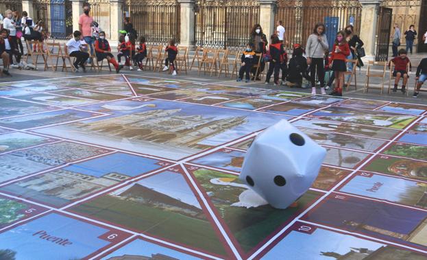 Galería. Un leonés juego de la oca llega a la plaza de Regla.