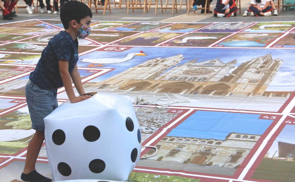 Un gran Juego de la Oca al estilo 'leonés' llega a la plaza de Regla.