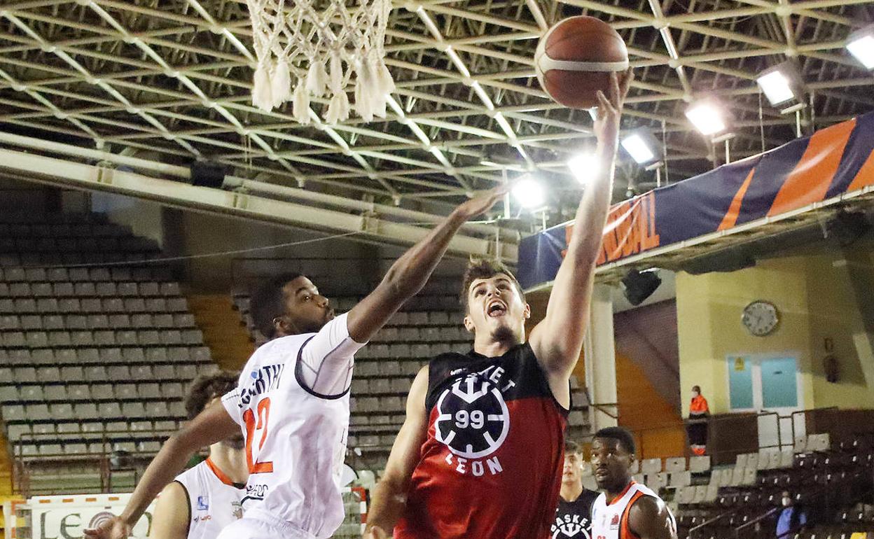 Un lance de un partido de Basket León.