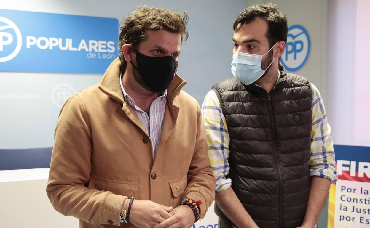 Imagen del presidente y del secretario general del PP en León.