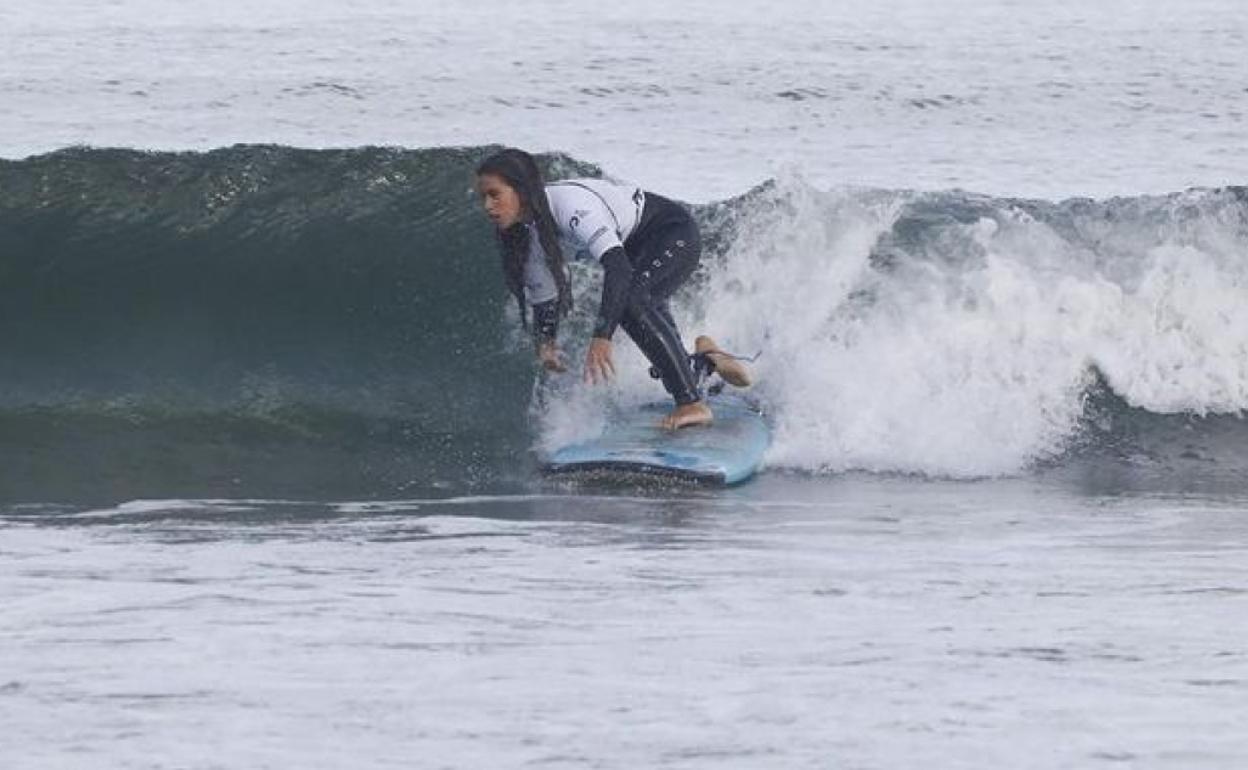 María Martín-Granizo, en la disputa del campeonato de España de surf adaptado.