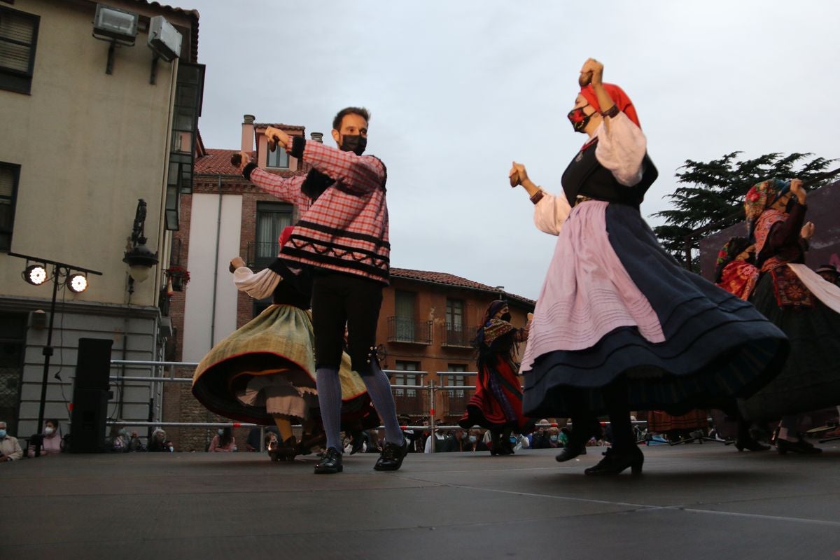 Los bailes tradicionales han vuelto a amenizar las fiestas de San Froilán con los grupos Agavica y Andadura a los pies de la Catedral de León.