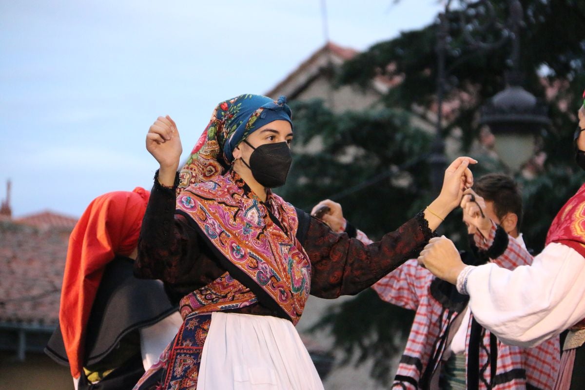 Los bailes tradicionales han vuelto a amenizar las fiestas de San Froilán con los grupos Agavica y Andadura a los pies de la Catedral de León.