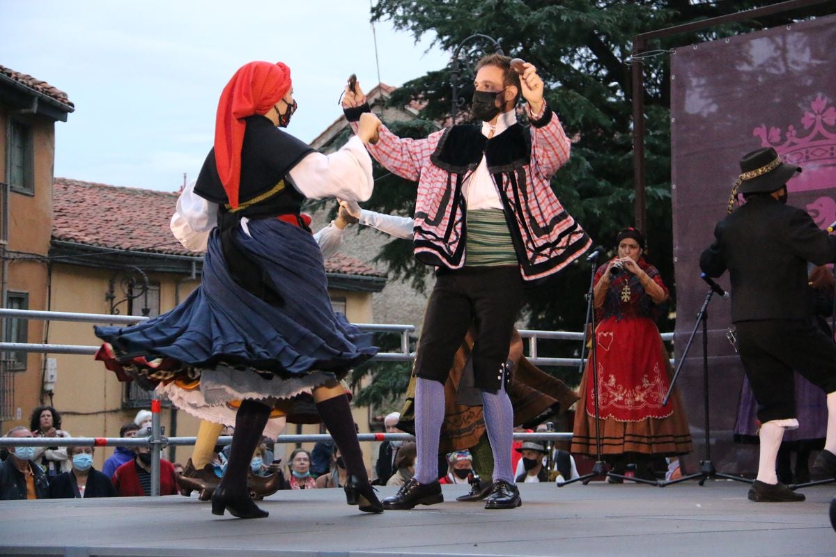 Los bailes tradicionales han vuelto a amenizar las fiestas de San Froilán con los grupos Agavica y Andadura a los pies de la Catedral de León.