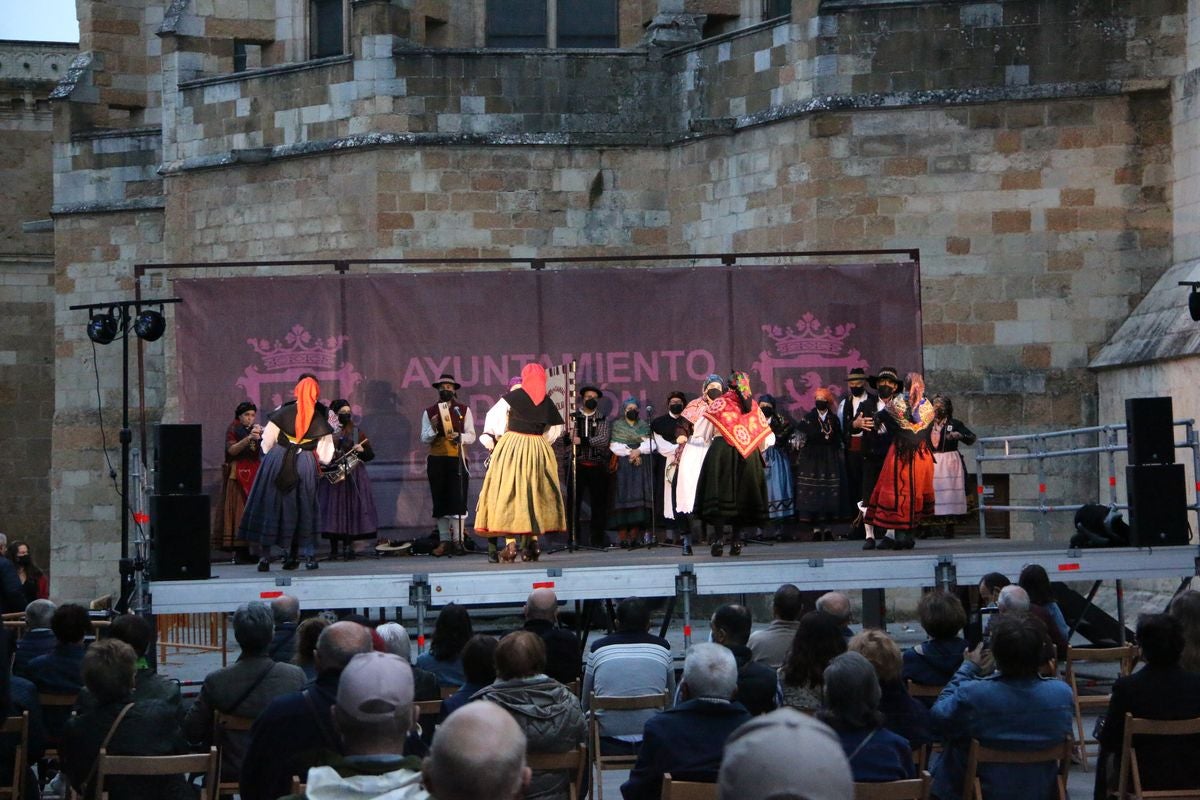 Los bailes tradicionales han vuelto a amenizar las fiestas de San Froilán con los grupos Agavica y Andadura a los pies de la Catedral de León.