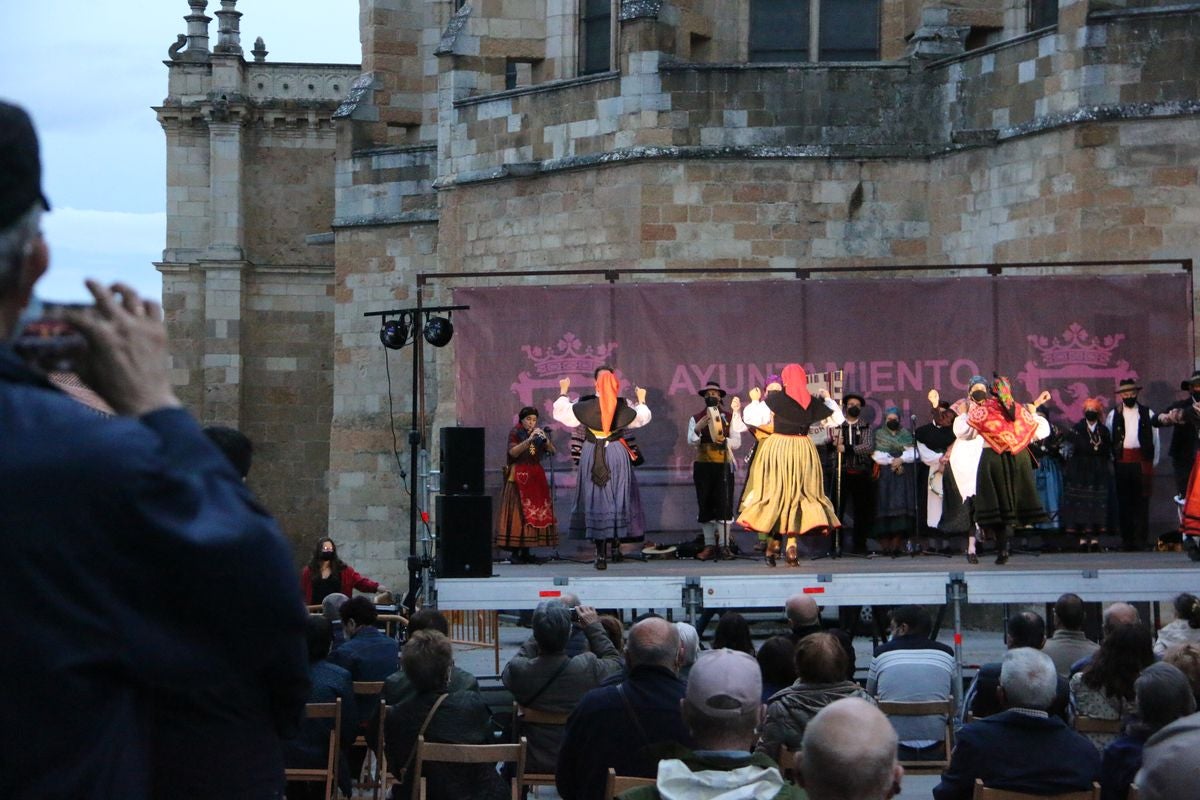 Los bailes tradicionales han vuelto a amenizar las fiestas de San Froilán con los grupos Agavica y Andadura a los pies de la Catedral de León.